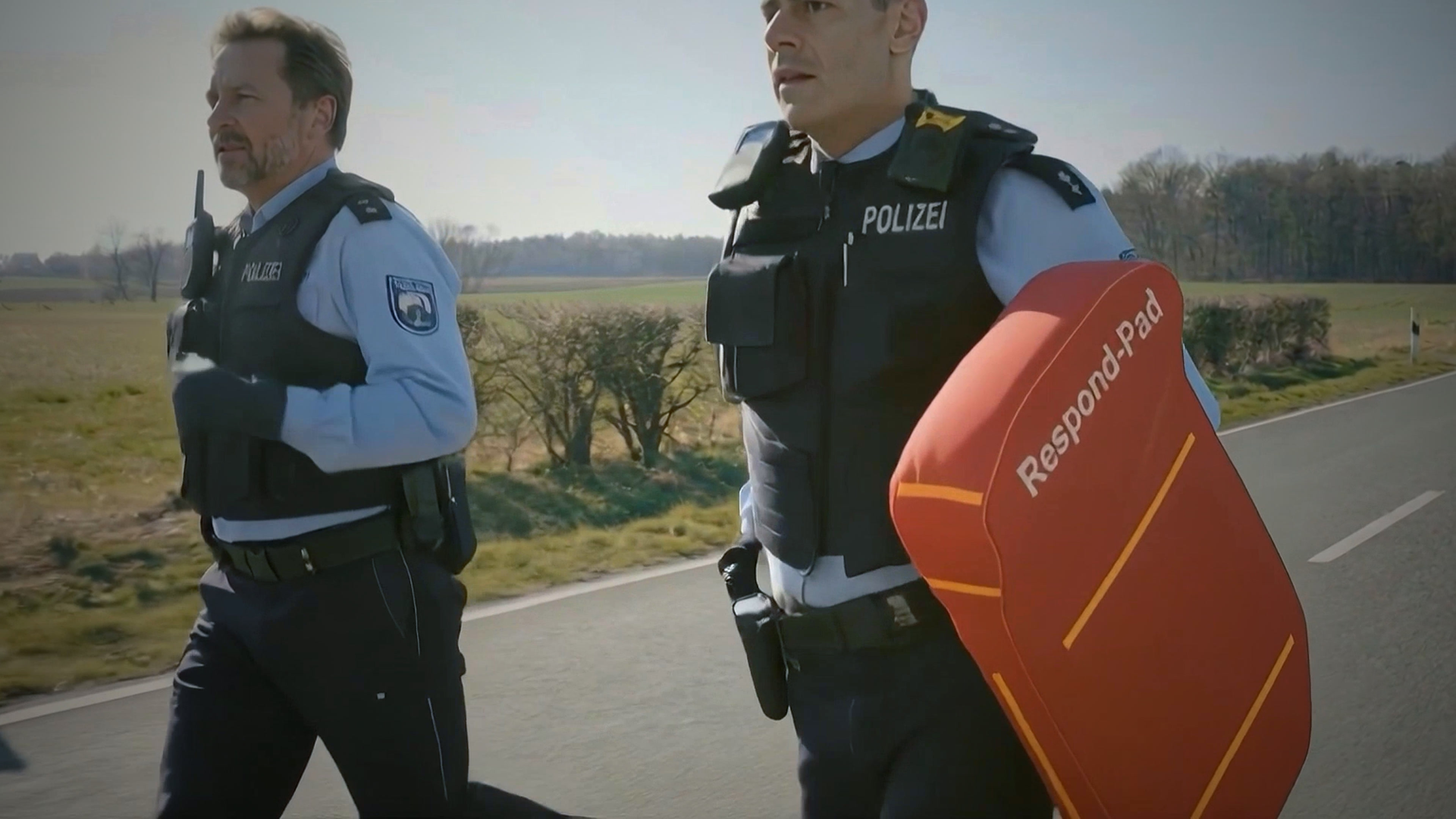 Polizisten im Einsatz mit dem RESPOND-PAD