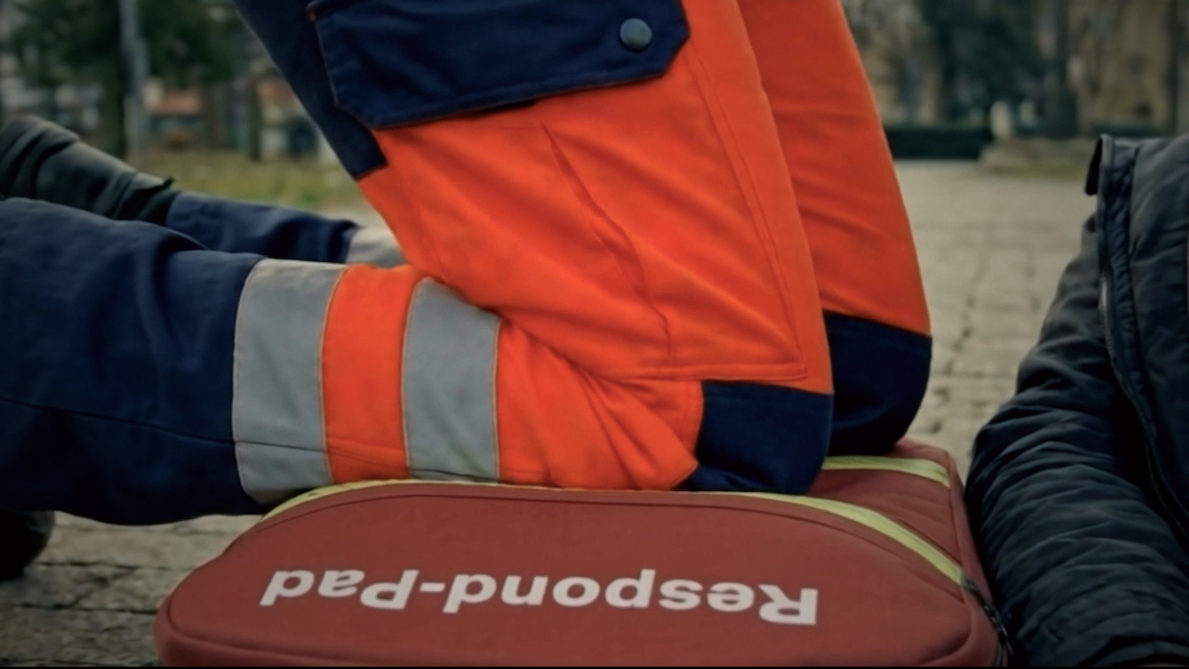 Reanimation mit Respond-Pad als Kniepolster
