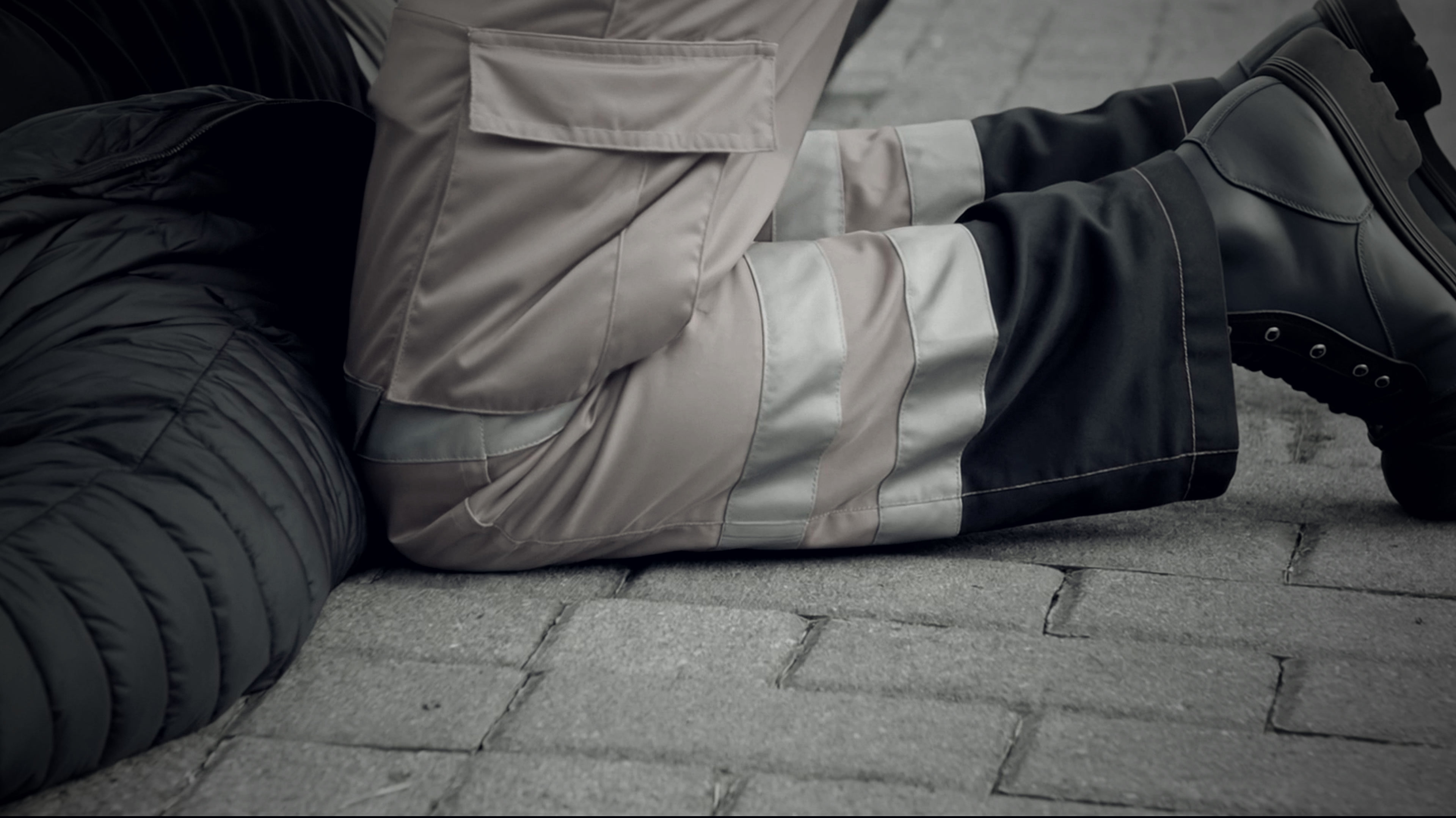 Ohne Pad: Knie auf hartem Asphalt