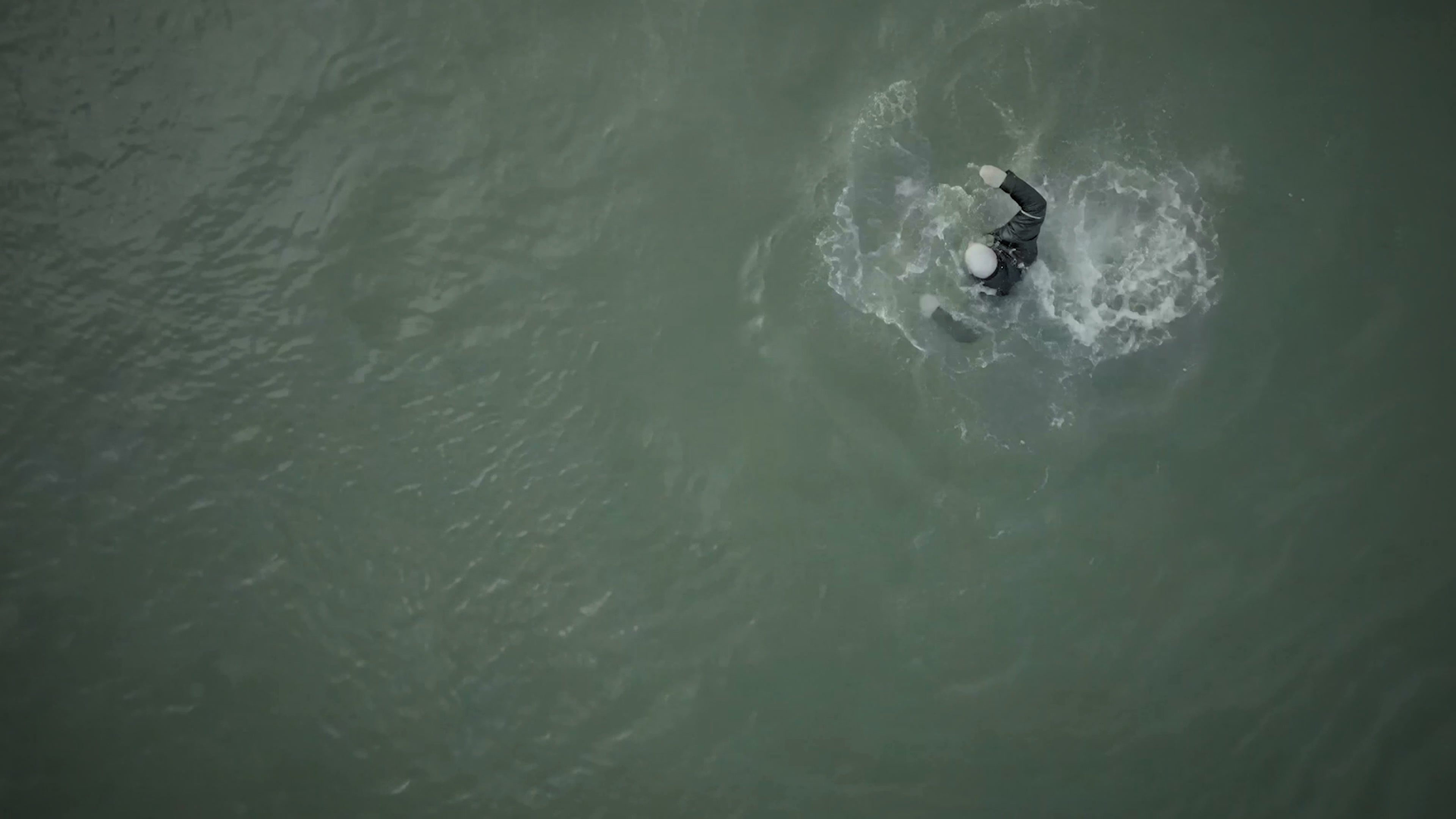 Person in Not im Wasser